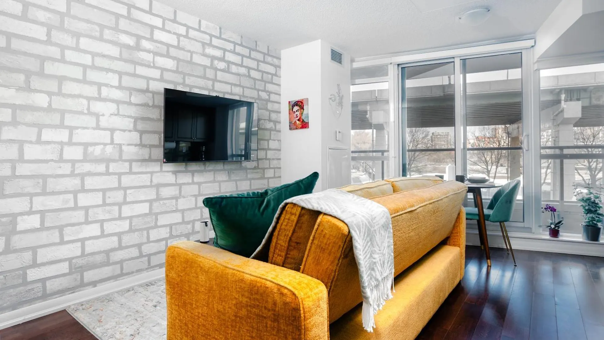 Apartment Downtown-Cozy Modern 1Br Condo - Near Lake, Parks & Transit Canada
